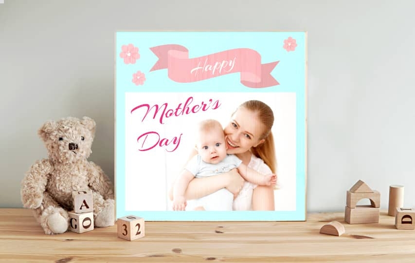 Mother's day wooden signs featuring a happy mum and child's image.
